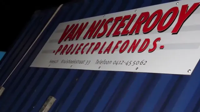 Bord met het logo, het adres en het telefoonnummer van Van Nistelrooy Projectplafonds