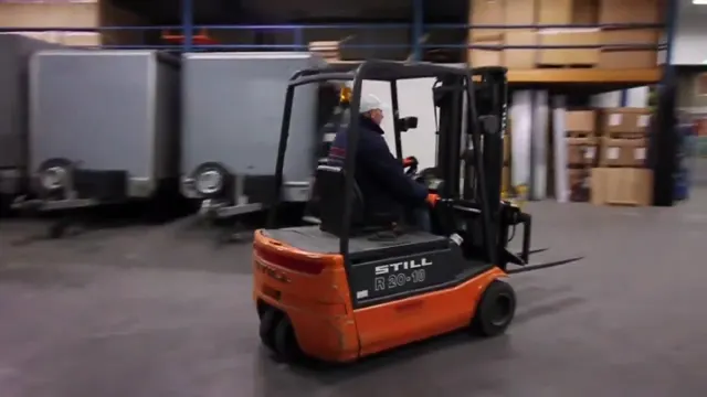 Heftruck die door een magazijn rijdt