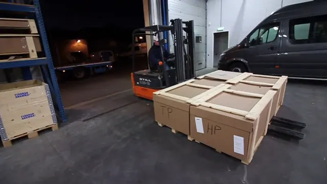 Heftruck met kratten in een magazijn